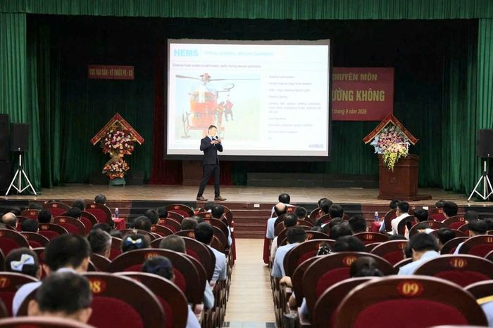 Các chuyên gia trình bày ý kiến tham luận tại Hội nghị
