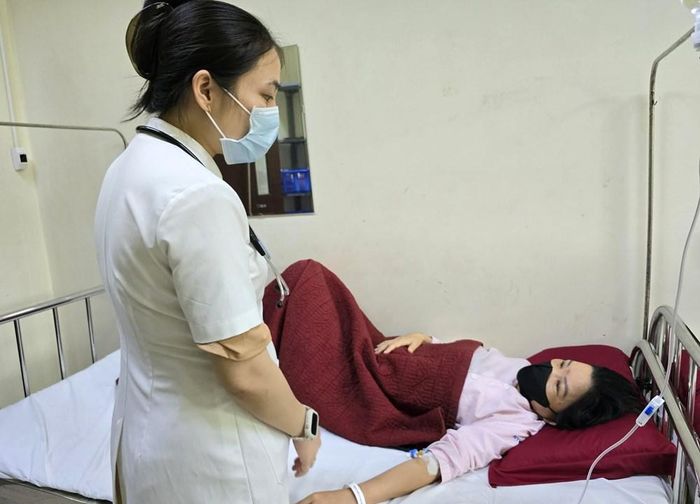 Bệnh nhân nghi ngộ độc thực phẩm được điều trị, chăm sóc sức khỏe tại Bệnh viện Trung ương Huế cơ sở 2. Ảnh: T.Hương