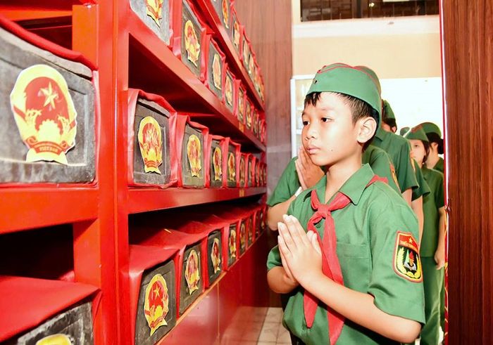 Học viên Trường Thiếu sinh quân miền Nam bày tỏ lòng thành kính, biết ơn các Anh hùng liệt sĩ đã anh dũng chiến đấu, hy sinh vì sự nghiệp đấu tranh giải phóng dân tộc, thống nhất đất nước