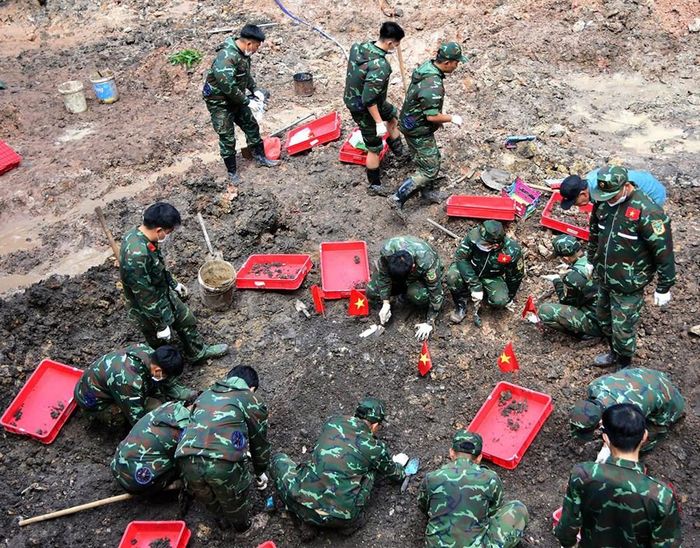 Kết quả trong ngày 12.9, lực lượng làm nhiệm vụ đã quy tập được 11 bộ cốt liệt sĩ, trong đó 8 bộ hài cốt liệt sĩ có di vật kèm theo