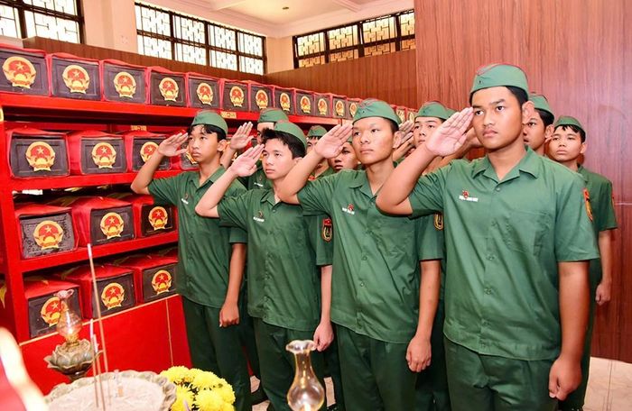 Học viên Trường Thiếu sinh quân miền Nam dâng hương tưởng niệm các Anh hùng liệt sĩ
