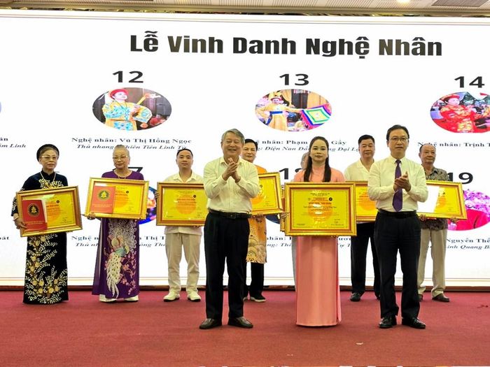 Vinh danh các nghệ nhân tiêu biểu trong thực hành, bảo tồn, trao truyền và phát huy giá trị văn hóa Tín ngưỡng thờ Mẫu Tam phủ