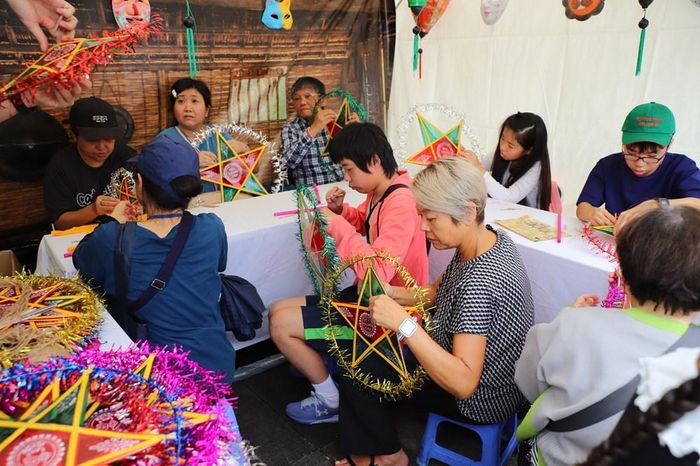 Không gian trải nghiệm làm đèn trung thu, vẽ mặt nạ giấy bồi cũng được đông đảo người dân Nhật Bản thích thú