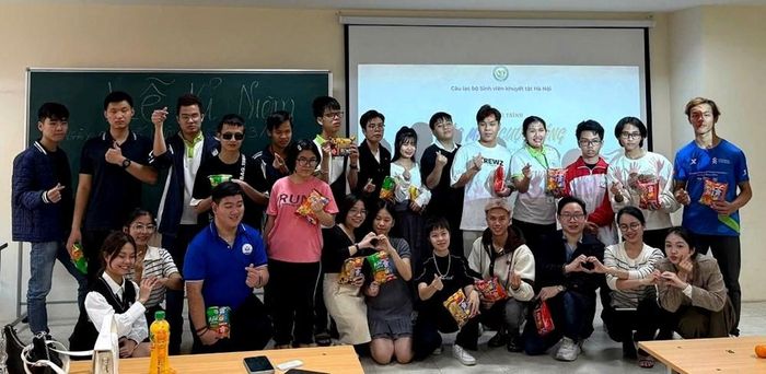 Nguyễn Xuân Quảng trong buổi sinh hoạt gặp mặt của Câu lạc bộ sinh viên khuyết tật Hà Nội