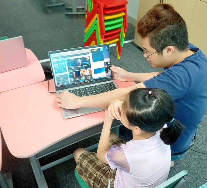Nguyễn Xuân Quảng đảm nhiệm vai trò giáo viên dạy Tin học tại CLB Khiếm thị RB, trực tiếp đào tạo kỹ năng ứng dụng văn phòng (Office, Internet) và công nghệ trí tuệ nhân tạo (AI) hỗ trợ học tập cho hơn 40 học sinh khiếm thị từ năm 2023 đến nay