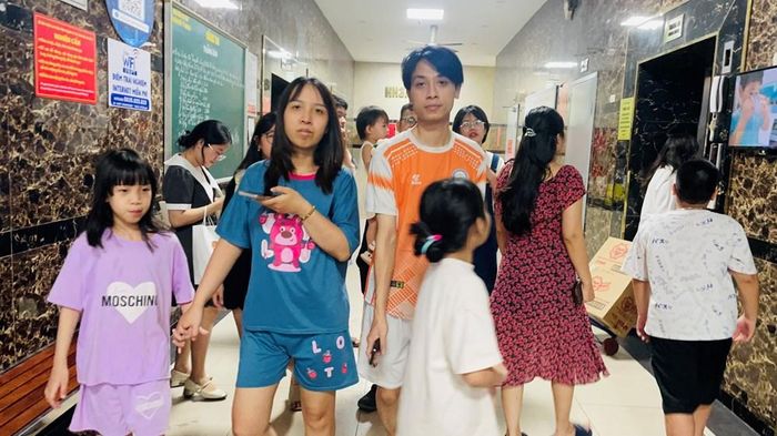 Cư dân chờ thang máy tại tòa HH3, tổ hợp chung cư HH Linh Đàm, Hà Nội