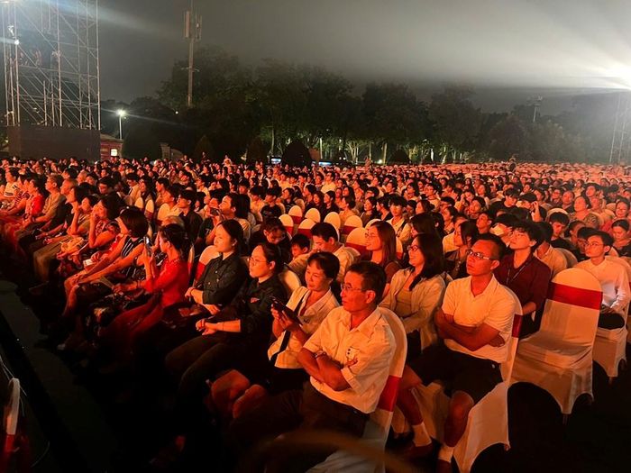 Đông đảo người dân theo dõi chương trình