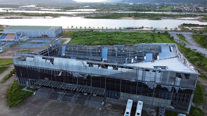 Nhà thi đấu thể thao dưới nước tại Khu liên hợp thể thao tỉnh Quảng Ninh bị hư hỏng nặng do bão Yagi năm 2024. Ảnh: Đức Hiếu