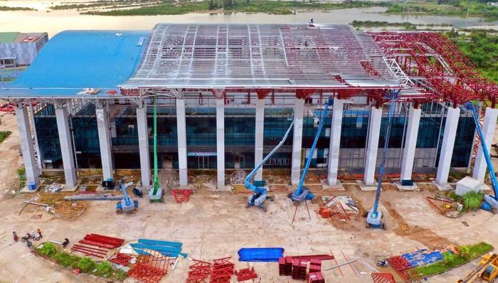 Diện mạo Nhà thi đấu thể thao dưới nước đang dần rõ nét khi hệ khung kèo, lợp mái... được đẩy nhanh. Ảnh: PV
