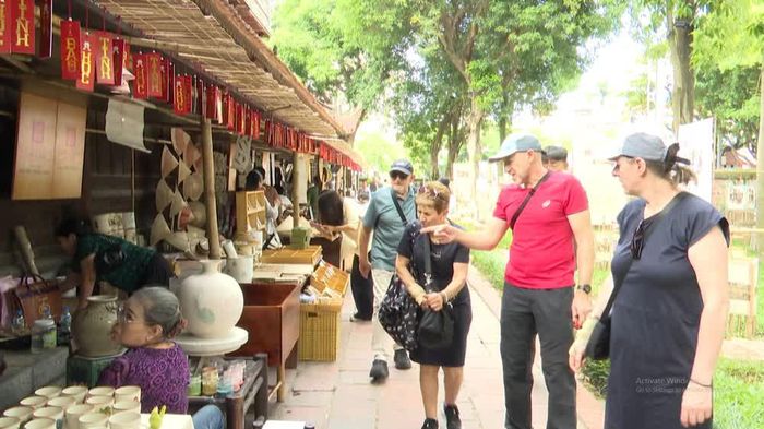 Khách nước ngoài quan tâm đến những sản phẩm làng nghề truyền thống tại chương trình