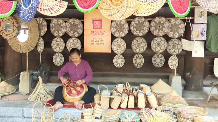 Gia hàng của nghệ nhân Đỗ Thị Sáng, Làng nghề Cói Kim Sơn, tỉnh Ninh Bình tại chương trình "Nét kinh kỳ"