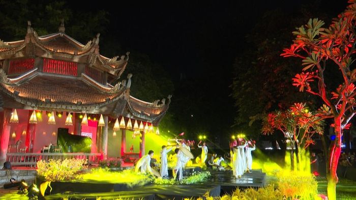 Sân khấu đẹp lung linh, mờ ảo trong chương trình nghệ thuật "Khai Văn"