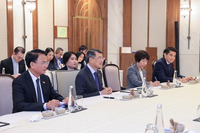 Thủ tướng đánh giá cao kinh nghiệm của GMR trong phát triển, vận hành và khai thác hạ tầng hàng không - Ảnh: chinhphu.vn/Nhật Bắc
