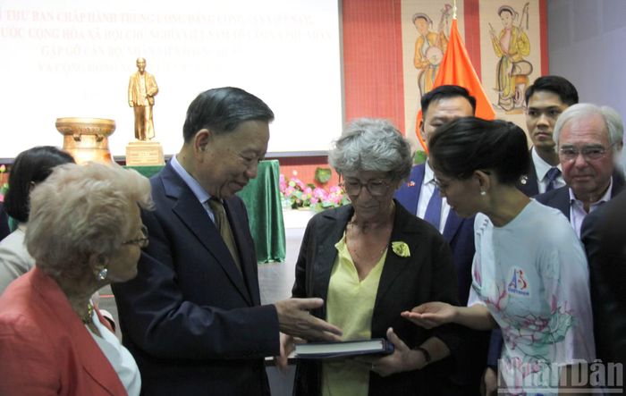 Tổng Bí thư, Chủ tịch nước Tô Lâm trò chuyện với những người bạn Pháp gắn bó với Việt Nam. (Ảnh: TRUNG HƯNG)