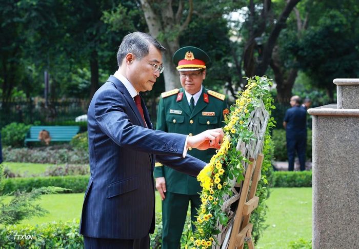 Thủ tướng Lê Minh Hưng dâng hoa tại Tượng Chủ tịch Hồ Chí Minh ở thủ đô New Delhi. (Ảnh: Dương Giang/TTXVN)
