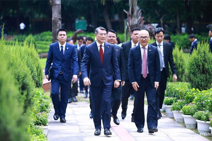 Thủ tướng Lê Minh Hưng đến dâng hoa tại Tượng Chủ tịch Hồ Chí Minh ở New Delhi. (Ảnh: Dương Giang/TTXVN)