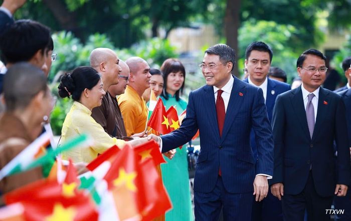 Thủ tướng Chính phủ Lê Minh Hưng với cán bộ, nhân viên Đại sứ quán và cộng đồng người Việt Nam tại Ấn Độ tham dự Lễ dâng hoa tại Tượng Chủ tịch Hồ Chí Minh ở thủ đô New Delhi. (Ảnh: Dương Giang/TTXVN)