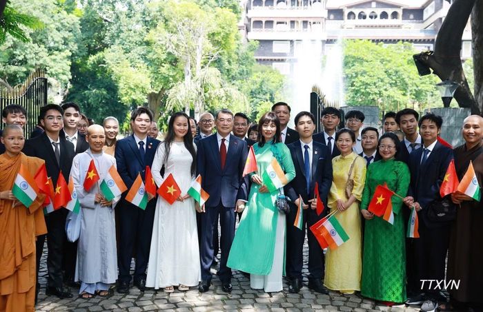 Thủ tướng Lê Minh Hưng với cán bộ, nhân viên Đại sứ quán và cộng đồng người Việt Nam tại Ấn Độ tham dự Lễ dâng hoa tại Tượng Chủ tịch Hồ Chí Minh ở thủ đô New Delhi. (Ảnh: Dương Giang/TTXVN)