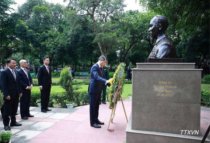 Thủ tướng Lê Minh Hưng dâng hoa tại Tượng Chủ tịch Hồ Chí Minh ở thủ đô New Delhi. (Ảnh: Dương Giang/TTXVN)