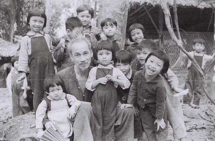 Chủ tịch Hồ Chí Minh thăm một lớp mẫu giáo tại chiến khu Việt Bắc, ngày 19/5/1953. (Nguồn: Bảo tàng Hồ Chí Minh)