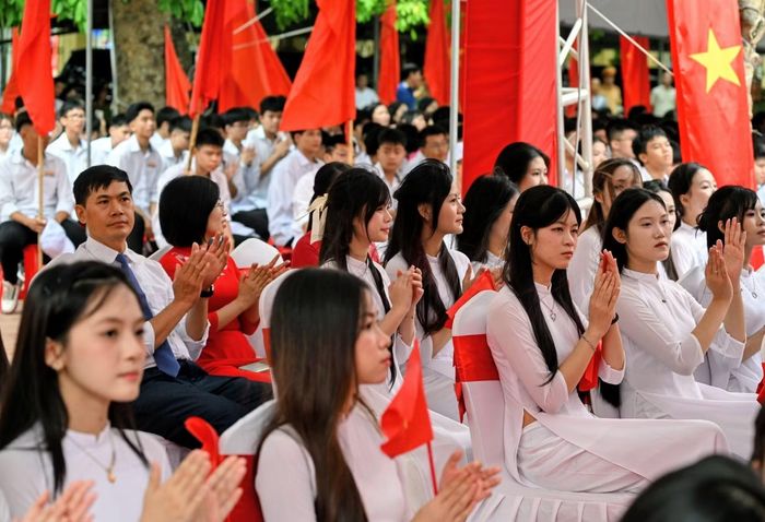 Đông đảo học sinh Trường trung học phổ thông Lê Quý Đôn dự Lễ khai giảng năm học 2026-2027. (Ảnh: DUY LINH)