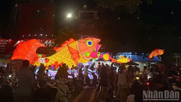Việc làm và rước diễu mô hình Trung thu đã trở thành một hoạt động văn hóa cộng đồng đặc sắc của Tuyên Quang. (Ảnh: Đức Thắng)