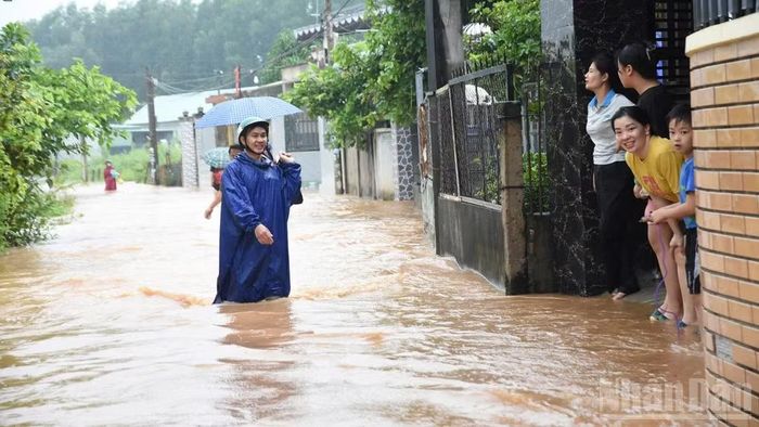 Cuộc sống của người dân phường Phước Tân bị đảo lộn do ngập lụt.