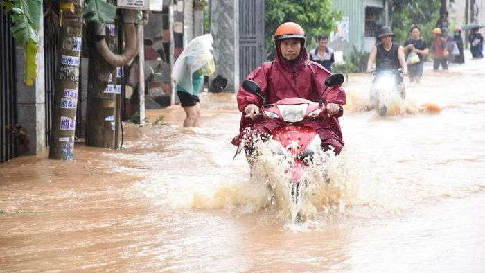 Nhiều tuyến đường ngập sâu trong chiều 11/9.