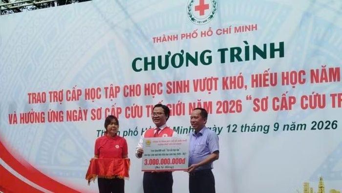 Bí thư Đảng ủy, Tổng Giám đốc Công ty Trách nhiệm hữu hạn một thành viên Xổ số Kiến thiết Thành phố Hồ Chí Minh Trương Vĩnh Tùng trao kinh phí trợ cấp học tập cho lãnh đạo Hội Chữ thập đỏ Thành phố Hồ Chí Minh. (Ảnh: Trịnh Bình)