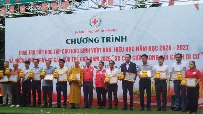 Biểu dương các cá nhân, đơn vị đồng hành cùng chương trình. (Ảnh: Trịnh Bình)