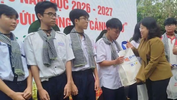 Phó Chủ tịch Hội đồng nhân dân Thành phố Hồ Chí Minh Nguyễn Trường Nhật Phượng trao quà tặng cho học sinh vượt khó, hiếu học tại chương trình. (Ảnh: Trịnh Bình)