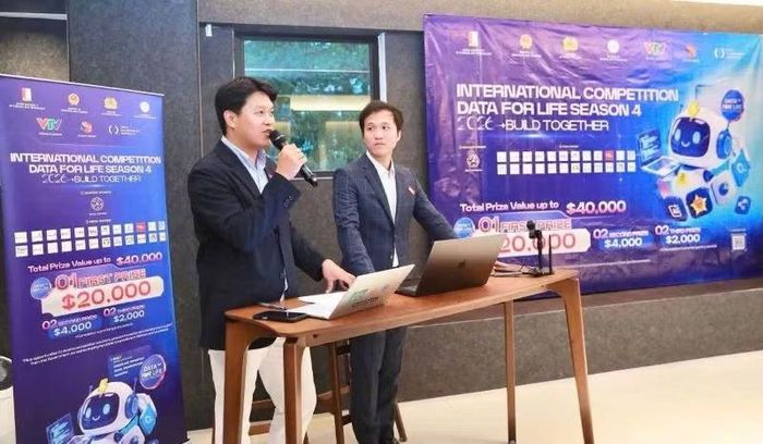 Đại diện Ban tổ chức giới thiệu định hướng triển khai Data for Life năm 2026 tại Singapore. (Ảnh: C06)