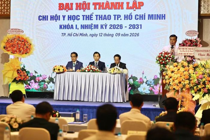 Đồng chí Vũ Hồng Huy, Phó Vụ trưởng Vụ Y tế và Thể thao, Ban Tuyên giáo Trung ương, Phó Chủ tịch Hội Y học Thể thao Việt Nam phát biểu tại đại hội. (Ảnh: TRỌNG ANH)
