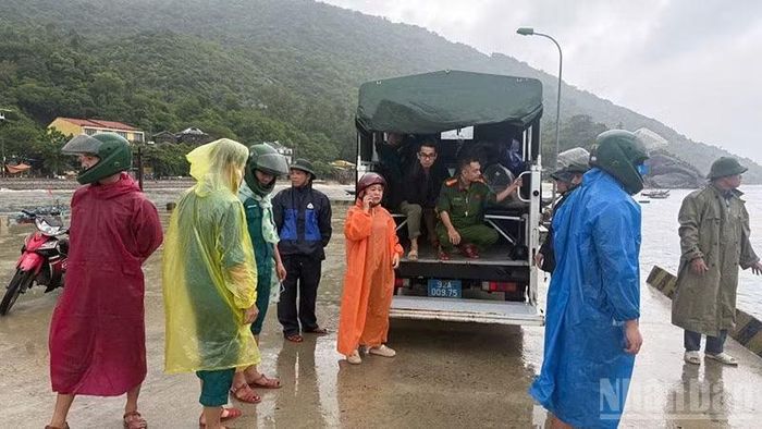  Chủ tịch Ủy ban nhân dân xã Tân Hiệp Phạm Thị Mỹ Hương (áo cam) trực tiếp chỉ đạo các lực lượng ở xã khẩn trương hỗ trợ hai bệnh nhân xuống tàu vào bờ cấp cứu. (Ảnh: TÂN HIỆP) 