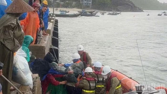 Các lực lượng phối hợp đưa người bệnh xuống tàu để vào bờ cấp cứu. (Ảnh: TÂN HIỆP)