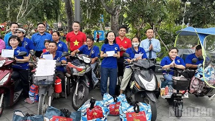 Đại diện Ban tổ chức tặng quà đến những thanh niên khuyết tật (ảnh: HOÀNG LIÊM)