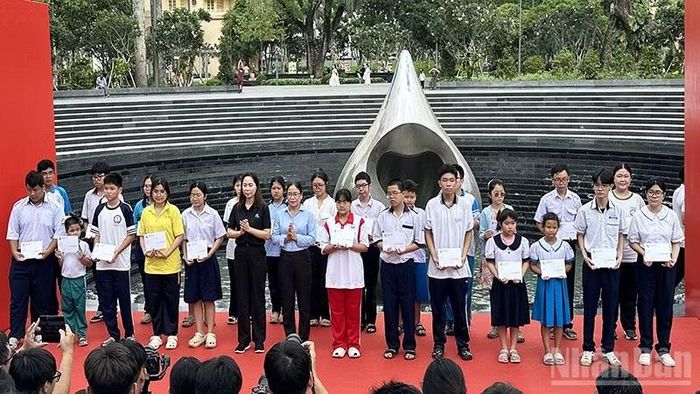 Đại diện Ban tổ chức tặng kinh phí hỗ trợ những thiếu nhi có hoàn cảnh đặc biệt, bị ảnh hưởng đại dịch Covid-19 (Ảnh: HOÀNG LIÊM)