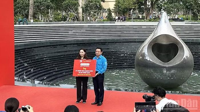 Công ty trách nhiệm hữu hạn SEACRET trao tặng nguồn lực an sinh xã hội trị giá 130 triệu đồng đến đại diện Hội Liên hiệp Thanh niên Việt Nam Thành phố Hồ Chí Minh (Ảnh: HOÀNG LIÊM)