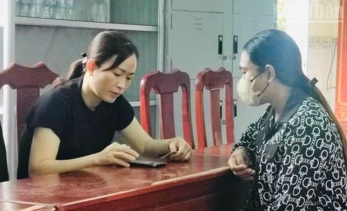 Cán bộ xã Vĩnh Hậu tận tình hướng dẫn từng người dân tại các ấp sâu, nhất là người dân tộc Khmer cài đặt, sử dụng các tiện ích số trên ứng dụng VNeID và eTax Mobile. (Ảnh: CTV)