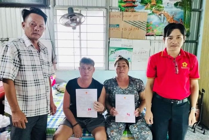 Cán bộ xã Vĩnh Hậu tận tình đến tận các hộ dân các ấp sâu, hoàn cảnh khó khăn để giúp người dân làm các thủ tục hành chính. (Ảnh: CTV)