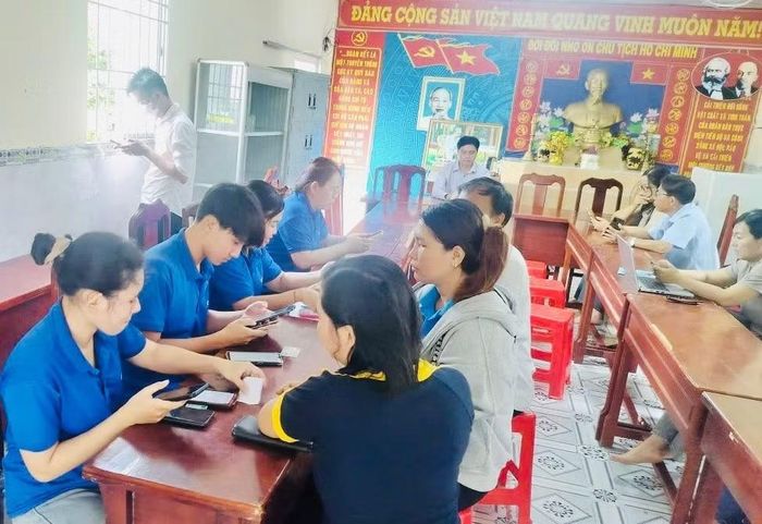Trung tâm Phục vụ hành chính công xã Vĩnh Hậu phối hợp Công ty Truyền thông Cửu Long tổ chức hỗ trợ người dân cài đặt, sử dụng các tiện ích số trên ứng dụng VNeID và eTax Mobile. (Ảnh: CTV)
