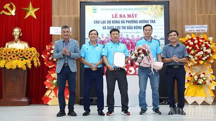 Lãnh đạo phường Hương Trà tặng hoa chúc mừng Ban Chủ nhiệm Câu lạc bộ bóng đá phường Hương Trà chính thức ra mắt (Ảnh: HƯƠNG TRÀ)