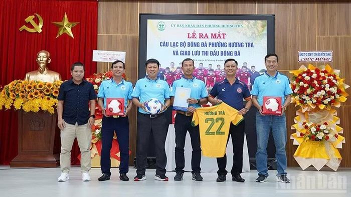 Dịp này, Câu lạc bộ cũng tổ chức ra mắt trang phục thi đấu chính thức. (Ảnh: HƯƠNG TRÀ)