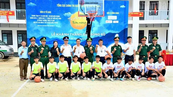  Chương trình trao tặng sân bóng rổ cho Trường phổ thông nội trú tiểu học và trung học cơ sở xã Na Ngoi. ﻿(Ảnh: Trung Hiếu) 