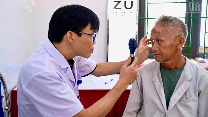 Các bác sĩ thăm khám bệnh cho người dân. (Ảnh: Trung Hiếu)