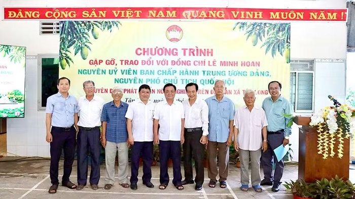 Đồng chí Lê Minh Hoan cùng lãnh đạo xã Tân Long và đại biểu chụp ảnh lưu niệm tại buổi gặp gỡ, trao đổi chuyên đề. (Ảnh: HỮU NGHĨA)