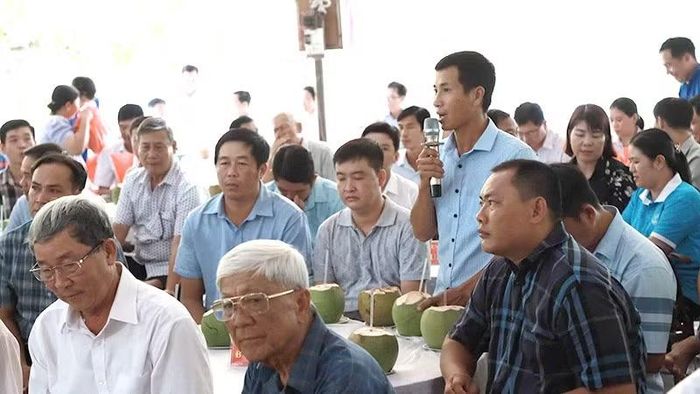 Đại biểu nông dân phát biểu ý kiến, chia sẻ những đề xuất thực tiễn tại buổi gặp gỡ, trao đổi chuyên đề. (Ảnh: HỮU NGHĨA)