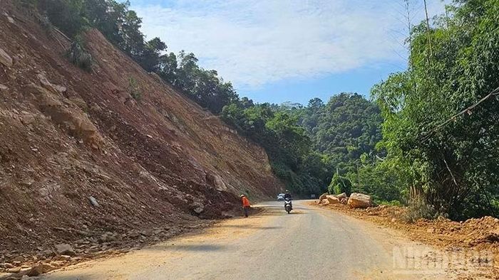 Đề phòng khu lưu thông qua khu vực có nguy cơ sạt lở trên Quốc lộ 217 qua xã Trung Hạ, tỉnh Thanh Hóa.