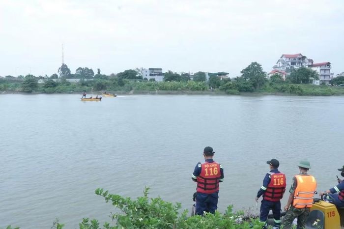 Đến 18 giờ cùng ngày vẫn chưa tìm thấy 2 người. (Ảnh: Cộng tác viên)