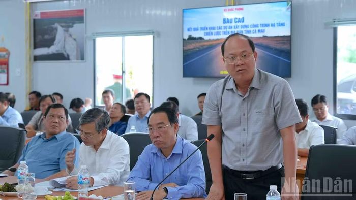 Đồng chí Nguyễn Hồ Hải, Ủy viên Trung ương Đảng, Bí thư Tỉnh ủy Cà Mau (bìa phải) trình bày các đề xuất, kiến nghị tại buổi làm việc.. (Ảnh: HỮU TÙNG)